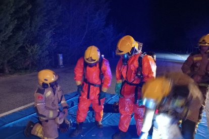 Equipats per manipular el producte amb seguretat, els bombers van dipositar el material en un bidó hermètic.