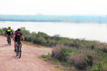 El lago atrae un gran número de visitantes. - J.GÓMEZ