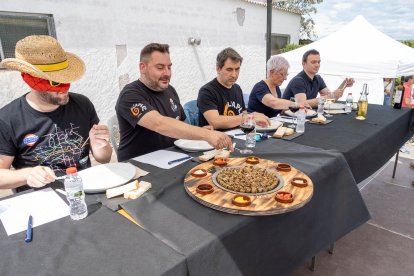El jurat tastant les receptes del concurs.