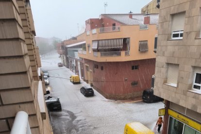 Torres de Segre. Calles cubiertas de granizo ayer al mediodía tras el
temporal en Torres de Segre
