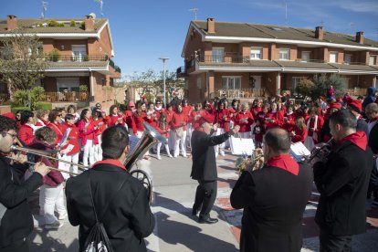 Guissona. Les tradicionals caramelles del Diumenge de Pasqua van sonar ahir des de primera hora del matí pels carrers i places de la localitat, culminant a la plaça Major per a la cantada final després de la missa. - AJUNTAMENT DE CASTELLSERÀ
