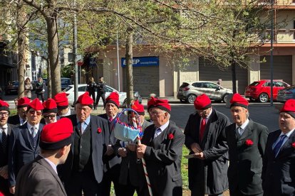 La Seu d’Urgell. El Cor de la Germandat de Sant Sebastià va ser ahir el protagonista cantaire del Diumenge de Pasqua interpretant caramelles pel centre de la ciutat, la Catedral, la Llar Sant Josep i altres punts. - C. MARSIÑACH