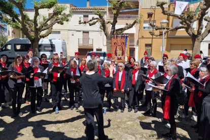 Castellserà. L’Agrupació Coral Flors d’Urgell va sortir als carrers i places d’aquesta localitat per celebrar la 99 edició de les tradicionals caramelles, preparant ja el centenari del 2026. - RÀDIO SEU