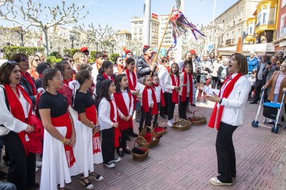 Tàrrega. La ruta de les caramelles va arrancar a mig matí als jardins de l’Ateneu i va passar pel Pati i la plaça Major, entre altres punts, també amb balls tradicionals a càrrec dels joves de l’Esbart Albada. - LAIA PEDRÓS