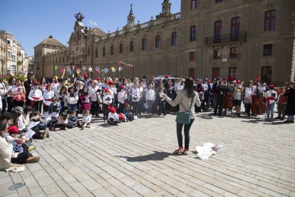 Cervera. L’Agrupació Coral de la capital de la Segarra va complir un any més la tradició de les caramelles, en una intensa jornada matinal en què els cantaires van recórrer diversos punts del centre històric. - C. MARSIÑACH