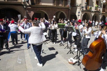 Agramunt. Alumnes de l’Escola Municipal de Música van acompanyar el Grup Caramellaire Aires del Sió en el recorregut musicocoral, que va culminar a la plaça de l’Església. - LAIA PEDRÓS