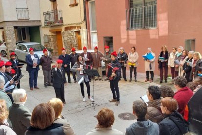 Organyà. Cantaires i públic, acompanyats per la música d’acordió, van cantar caramelles pel centre històric d’aquesta localitat. - AJUNTAMENT D’ORGANYÀ