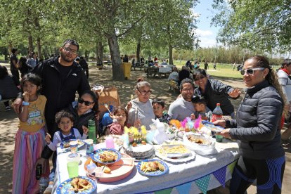 El parc de la Mitjana de Lleida va ser ahir una de les ubicacions més freqüentades per famílies i amics de totes les edats per celebrar la mona i aprofitar el bon temps. - JRG