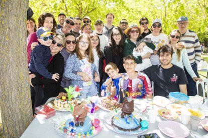 Mollerussa. El parc de la Serra es va omplir de veïns de la ciutat i la comarca i el consistori de la capital va habilitar la zona de barbacoes per preparar les viandes. - LAIA PEDRÓS