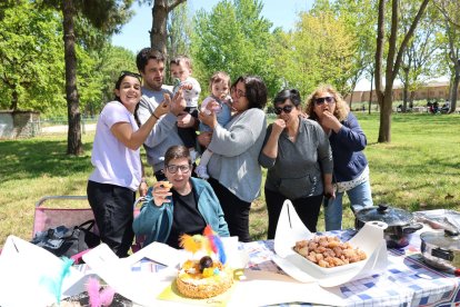 Les Basses d’Alpicat. Malgrat la prohibició de fer foc, aquesta històrica ubicació per celebrar la Mona a Lleida va reunir diverses desenes de famílies. - JOAN GÓMEZ