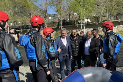 El president de la Diputació de Lleida, Joan Talarn, parlant amb escolars a punt d'iniciar un descens de ràfting.