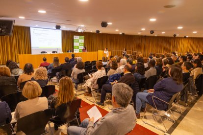 Un centenar de sanitaris van assistir ahir a la jornada a la facultat de Medicina de la UdL. - JORDI ECHEVARRIA