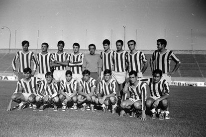 Bademunt, amb la seua esposa, mai va voler trencar la relació amb Lleida. A baix, la seua primera fitxa. - FONS GÓMEZ VIDAL / ARXIU FOTOGRÄFIC IEI