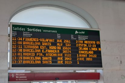 Un cartell informatiu aquest dimarts a l'estació de tren de Lleida.