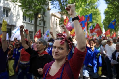 Una dona amb el puny en alt en una marxa a França. - EFE