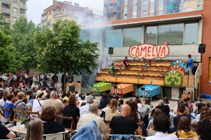 La companyia lleidatana Campi Qui Pugui va representar ‘Camelva’ a la plaça Esteve Cuito. - AMADO FORROLLA