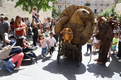 L’espectacle itinerant dels alemanys Pantao, ‘Grandmother Tortoise’, va recórrer diversos espais de Lleida, com la plaça de la Catedral. - MAGDALENA ALTISENT