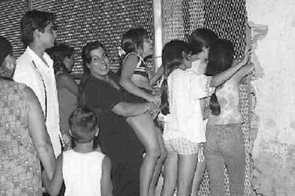 El diario SEGRE del 18 de julio de 1998 publicó esta fotografia de curiosos intentando ver el concierto de Alejandro Sanz a través de las vallas del campo de Gardeny.