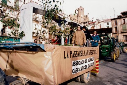 Una carroza de Sant Antoni en la que reclamaban la pasarela peatonal para unir el barrio con la avenida Pere III. - AVCH