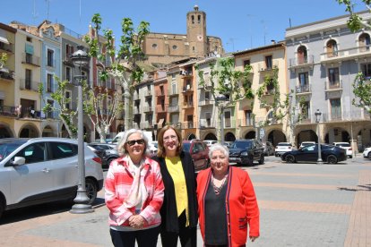 Teresa Estany, Carme Alòs y Anna Maria Mitjans, miembros de la junta en la plaza Mercadal. - E. FARNELL