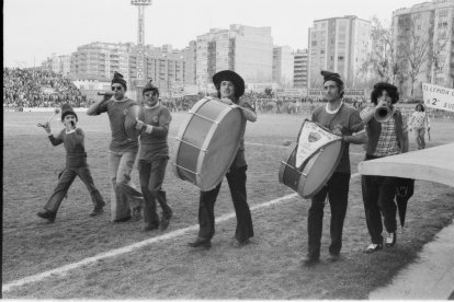 Volta al Camp d’Esports amb els dos Manolos animant, en un clima de concòrdia, entre Lleida i Osca.