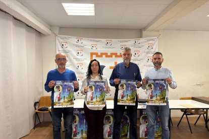 Presentació ahir, amb el caid moro i l’abanderada cristiana. - L.B.