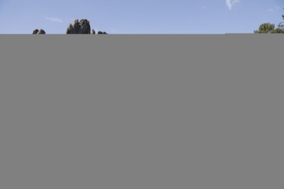 Turistes banyant-se al congost de Mont-rebei a les dents de Finestres, a la cua del pantà de Canelles.