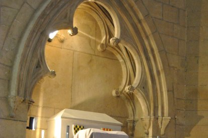 Un equip de tècnics conservadors i restauradors patrimonials han procedit aquest dilluns a l'obertura de les dos osseres que hi ha a l'església del monestir de Santa Maria de Bellpuig de les Avellanes.