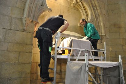Un equip de tècnics conservadors i restauradors patrimonials han procedit aquest dilluns a l'obertura de les dos osseres que hi ha a l'església del monestir de Santa Maria de Bellpuig de les Avellanes.