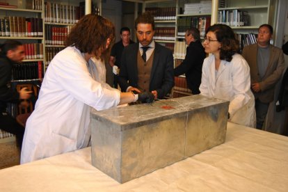 Un equip de tècnics conservadors i restauradors patrimonials han procedit aquest dilluns a l'obertura de les dos osseres que hi ha a l'església del monestir de Santa Maria de Bellpuig de les Avellanes.