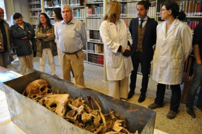 Un equip de tècnics conservadors i restauradors patrimonials han procedit aquest dilluns a l'obertura de les dos osseres que hi ha a l'església del monestir de Santa Maria de Bellpuig de les Avellanes.