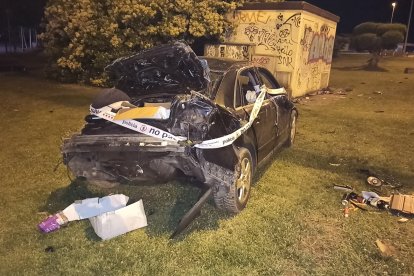 Una imatge del cotxe accidentat.