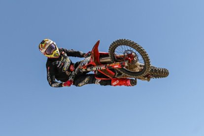 Un espectacular salt d'Adrià Monné.