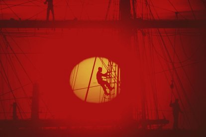 Moments. La mostra inclou instantànies molt belles, com la d’un mariner enfilant-se per l’eixàrcia d’un vaixell durant la posta de sol a Buenos Aires, a l’Argentina.