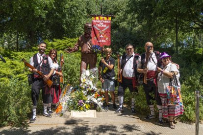 Ofrena floral. El matí va arrancar amb l’homenatge a Manolo Calpe i una cercavila amb els Trabucaires dels Trons i la xaranga Desmadrats. - GERARD HOYAS
