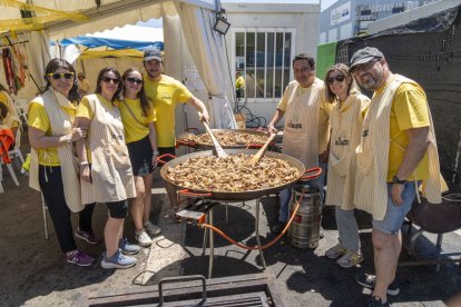 Cuinant per a tothom a la colla La Llauna, en l’última jornada de la festa. - PAU PASCUAL PRAT
