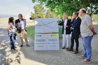 La teniente de alcalde Begoña Iglesias y el subdelegado del gobierno español en Lleida, José Crepín, han visitado hoy el puente.