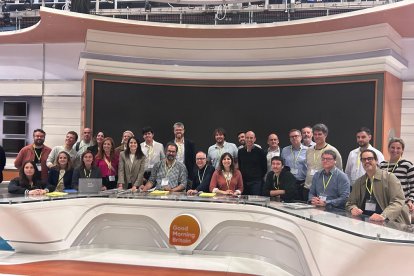 Òscar Fernández, director de Lleida Televisió, amb la resta de la delegació als estudis de la BBC.