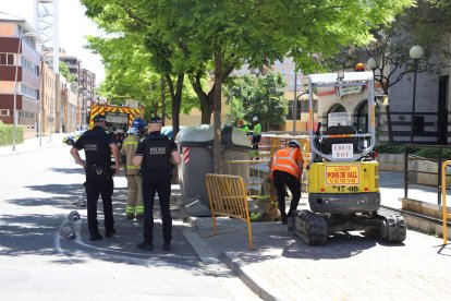 Guàrdia Urbana, Bombers i operaris, ahir a la fuita de gas en unes obres a Bisbe Irurita. - MAGDALENA ALTIENT