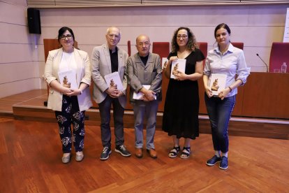 Tovar, al centre, entre el vicerector Busqueta i la degana de Lletres. - MADGALENA ALTISENT