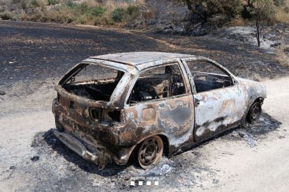 El incendio de un vehículo junto a un campo sin segar, posible causa del fuego.