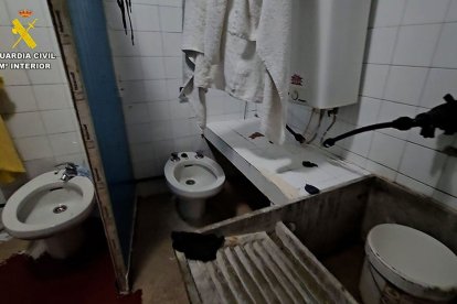 Aspecte que presentaven els lavabos dels infrahabitatges. - GUÀRDIA CIVIL