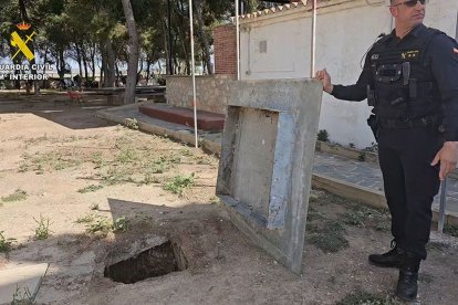 Es veien obligats a utilitzar latrines a falta de desaigües fecals. - GUÀRDIA CIVIL