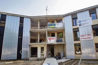 Imatge actual de la façana de l’antiga caserna. Ara es treballa a la part esquerra. - LAIA PEDRÓS