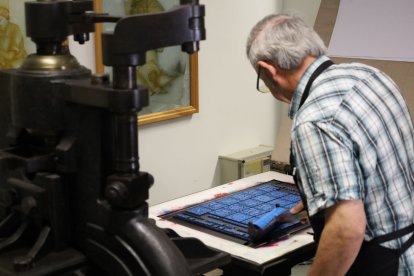 Equipament actiu. Les persones que visiten la sala poden veure una demostració en directe d’un dels sistemes d’impressió. - IGNASI GÓMEZ CABRERA