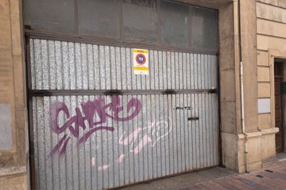Una porta d’un pàrquing de Noguerola, vandalitzada amb pintades. - SCD