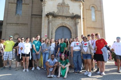 Un grup de joves van posar ahir a les portes del santuari de Sant Crist de Balaguer. - L.G.