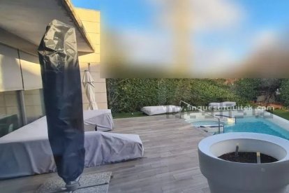 Zona exterior de la casa en venta en Lleida por un millón de euros.