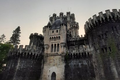 El castillo de Butrón está situado en Gatika.