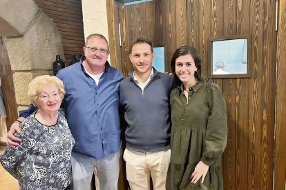Les tres generacions que han treballat al restaurant L’Isard de Juneda durant 40 anys. - T.B.